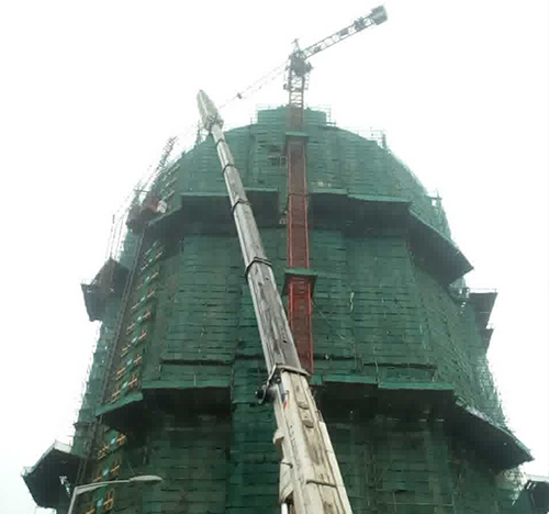 马鞍山市吊车在工地上作业